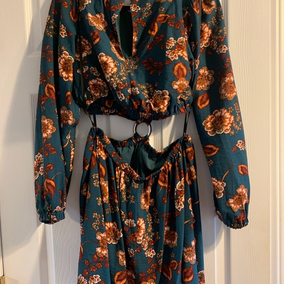 Minkpink size medium long sleeve dress with cut out. Tear drop back detail - Picture 2 of 2